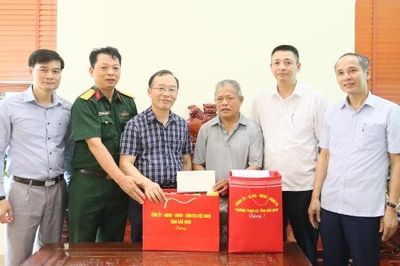 Bắc Ninh: Phó Trưởng Đoàn Đại biểu Quốc hội tỉnh Trần Văn Tuấn thăm, tặng quà người có công phường Trạm Lộ