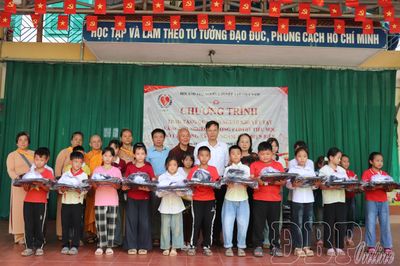 Trao quà cho học sinh và người dân có hoàn cảnh khó khăn xã Núa Ngam
