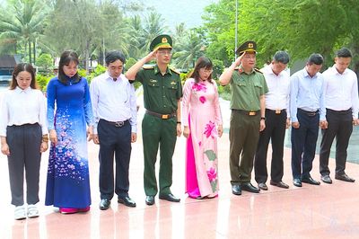 Đoàn công tác tỉnh Điện Biên dâng hương tưởng niệm Anh hùng liệt sĩ tại Côn Đảo
