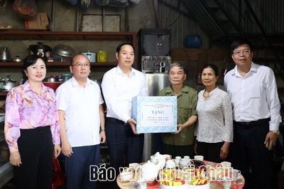 Chủ tịch UBND tỉnh Hà Quang Trung thăm, tặng quà người có công tại xã Sìn Hồ