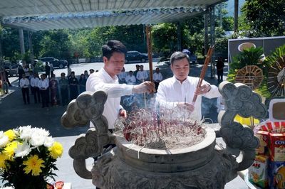 Đoàn đại biểu tỉnh Lào Cai dâng hương tri ân các anh hùng liệt sĩ tại Nghĩa trang liệt sĩ Quốc gia Vị Xuyên