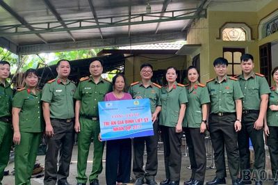 Công an Lào Cai hỗ trợ sửa chữa nhà ở cho gia đình liệt sĩ