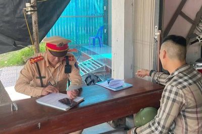 Phạt 3 triệu đồng đối với lái xe tải chở đất làm rơi vãi trên Quốc lộ 70