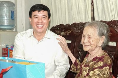 Bí thư Tỉnh ủy Lâm Đồng Y Thanh Hà Niê Kđăm thăm, tặng quà gia đình chính sách
