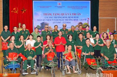 Thăm, tặng quà thương, bệnh binh nhân kỷ niệm 79 năm Ngày Thương binh - Liệt sĩ