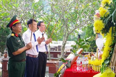 Lấy mẫu hài cốt liệt sĩ để phục vụ giám định ADN tại Nghĩa trang liệt sĩ Tu Vũ