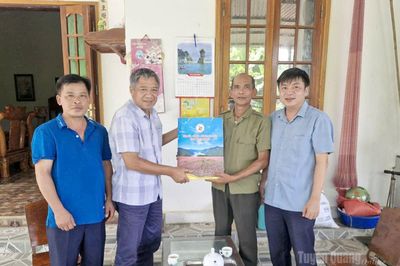 Đồng chí Nguyễn Hồng Trang thăm, tặng quà người có công tại Hòa An và Chiêm Hóa