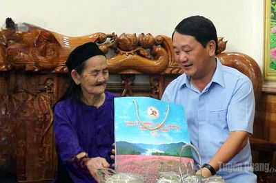 Đồng chí Bí thư Tỉnh ủy Hầu A Lềnh thăm, tặng quà Mẹ Việt Nam Anh hùng và thương binh xã Sơn Dương