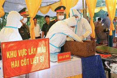 Lấy mẫu ADN xác định danh tính liệt sĩ tại Nghĩa trang Liệt sĩ xã Tân Cương