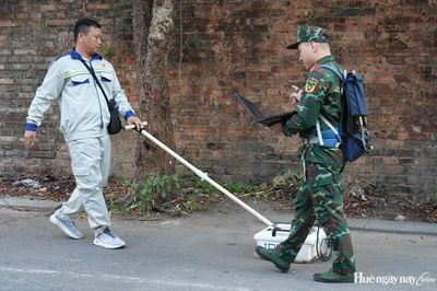 'Mắt thần' mở đất tìm hài cốt liệt sĩ
