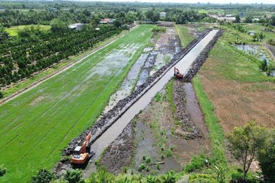 Đồng Tháp: Báo động tình trạng người dân đào lấy đất trong phạm vi dự án đường nối cao tốc