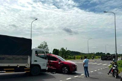 TP.HCM: Bất ngờ lấn làn, tài xế taxi công nghệ gây tai nạn liên hoàn với hai xe tải
