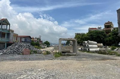 Gần 3 năm vẫn chưa xong, cầu vượt đường sắt Phủ Lý chờ gỡ nút thắt mặt bằng