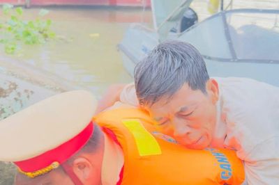Cảnh sát đường thủy cứu sống người đàn ông nhảy cầu Mỹ Thuận