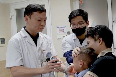 Cháu bé 6 tuổi bị bi sắt bắt vào mắt, cảnh báo nguy hiểm từ súng đồ chơi