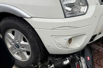Ô tô 16 chỗ lao lên lề đường, 1 người tử vong