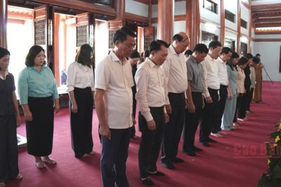 Đoàn đại biểu tỉnh dâng hương tri ân các anh hùng liệt sĩ tại Nghĩa trang liệt sĩ Lạng Sơn