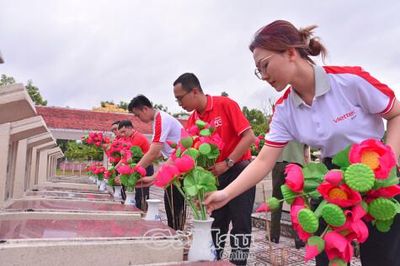 Thay mới 18.800 đóa hoa tại các nghĩa trang liệt sĩ