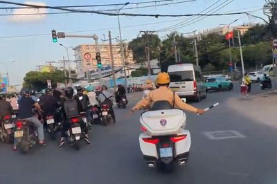 Vượt dòng xe giờ tan tầm, CSGT mở đường đưa 'món quà sự sống' xuyên phố cứu bệnh nhân suy tim