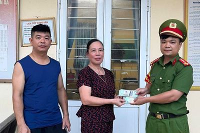 Nhặt được túi xách giữa chợ, người phụ nữ lập tức báo công an