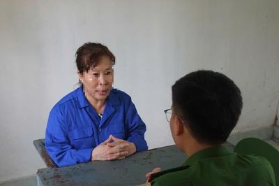 Pha bột ngô, tinh bột sắn với phẩm màu làm giả tinh bột nghệ