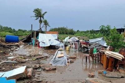 Cà Mau: Dông lốc lớn làm 70 căn nhà của người dân bị sập, tốc mái
