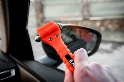 Búa thoát hiểm trên ô tô 4 chỗ: Không cần thiết đến mức bắt buộc phải có