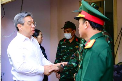 Đoàn MTTQ Việt Nam TP.HCM thăm lực lượng tìm kiếm liệt sĩ tại CV Lê Thị Riêng