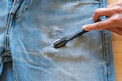 Cách làm sạch quần bò mà không cần giặt