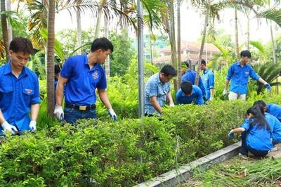 Xã Mỹ Đức ra quân chăm sóc, dọn vệ sinh khuôn viên nghĩa trang liệt sĩ