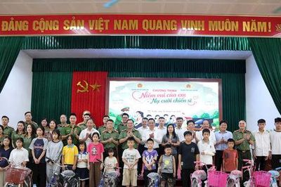 Công an thành phố Hà Nội đồng hành cùng xã Tam Hưng thực hiện tốt chính sách an sinh xã hội