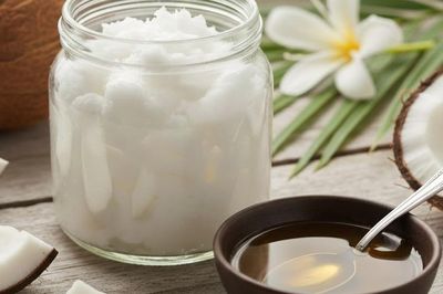 Nên dùng dầu dừa hay dầu ô liu để làm đẹp da?