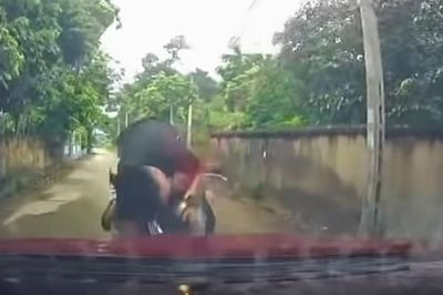 Vừa lái xe vừa mải xem điện thoại, người đàn ông lao thẳng vào đầu ô tô