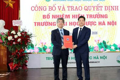 Thứ trưởng Thường trực Vũ Mạnh Hà trao quyết định bổ nhiệm Hiệu trưởng Trường Đại học Dược Hà Nội