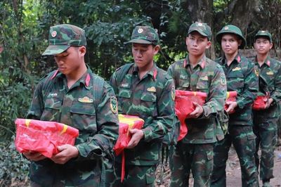 Tìm thấy 5 hài cốt liệt sĩ tại hang Đá Sập nằm sâu dưới lớp đất đá và rễ cây