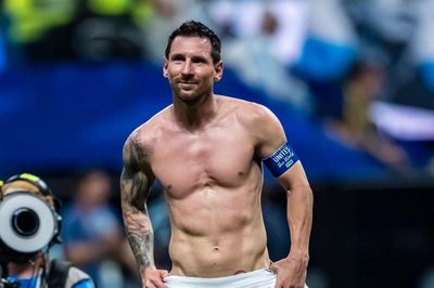 Messi lộ hình xăm môi vợ ở rãnh bụng