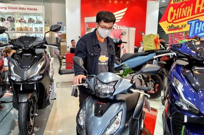 Hết thời 'e ngại', người Việt tăng mua xe máy xăng trở lại