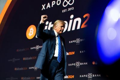Ông Trump làm gì với 1,4 tỷ USD thu được từ tiền số?