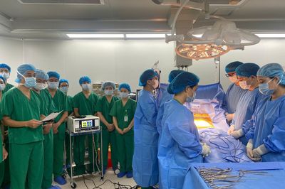 Hàng chục bác sĩ cúi đầu tri ân người đàn ông 49 tuổi ở Hà Nội
