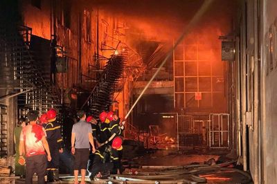 Xuyên đêm khống chế vụ cháy lớn ở khu công nghiệp Thanh Hóa