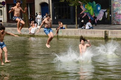 Người dân Paris đổ xô đi tắm sông giải nhiệt giữa nắng nóng