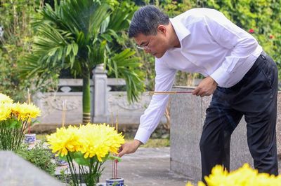 Thủ tướng dâng hương tưởng niệm các Anh hùng liệt sĩ và tặng quà gia đình có công với cách mạng tại Lào Cai