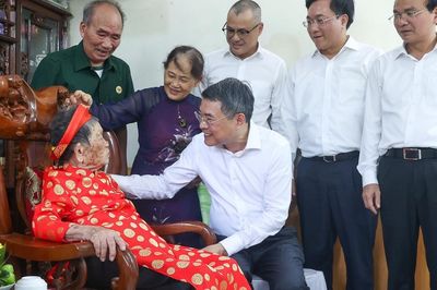 Thủ tướng tặng quà Mẹ Việt Nam anh hùng và dâng hương tưởng niệm các Anh hùng liệt sĩ tại Phú Thọ