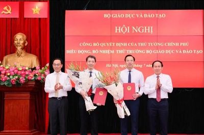 Công bố quyết định của Thủ tướng Chính phủ điều động, bổ nhiệm hai Thứ trưởng Giáo dục và Đào tạo