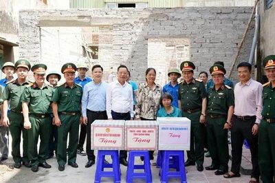 Bộ Tư lệnh Quân khu 3 thăm, tặng quà gia đình chính sách ở phường Cẩm Phả