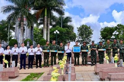 Thăm, động viên lực lượng làm nhiệm vụ khai quật, lấy mẫu hài cốt liệt sĩ tại Nghĩa trang Liệt sĩ Tông Khao