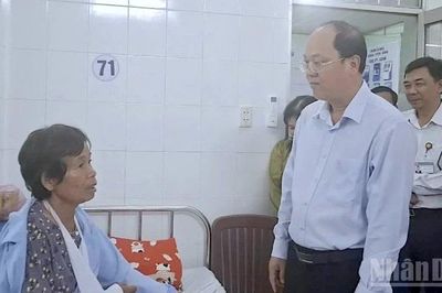 Lãnh đạo Cà Mau thăm hỏi người dân bị thương do dông lốc