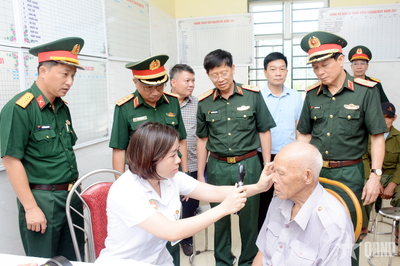 Thượng tướng Lê Quang Minh thăm, động viên các thầy thuốc khám bệnh miễn phí cho người dân xã Linh Hồ, tỉnh Tuyên Quang