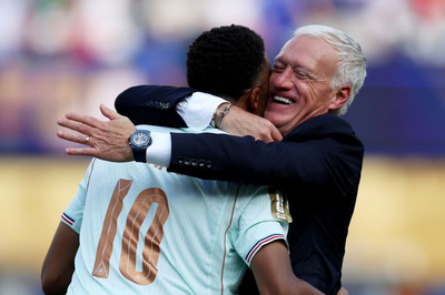 HLV Didier Deschamps đã cởi bỏ tấm áo thực dụng của tuyển Pháp