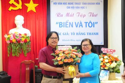 Nhà thơ Tô Hằng Thanh ra mắt tập Biển và tôi